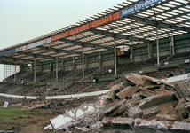 835283 Afbeelding van de sloop van het Stadion Galgenwaard (Stadionplein) te Utrecht.